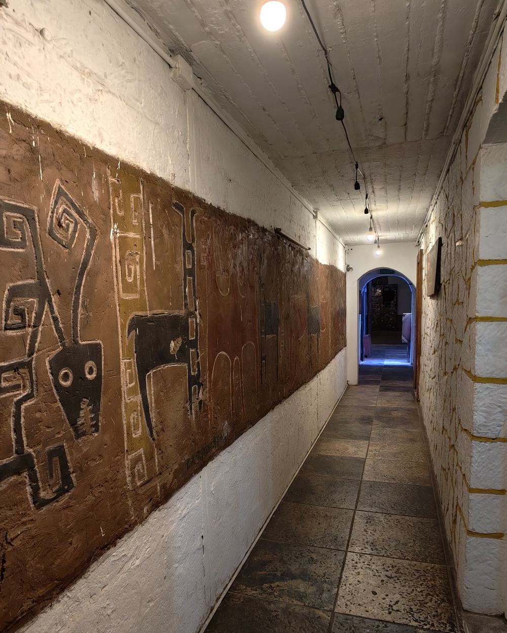 Pasillo con mural de arte rupestre atacameño